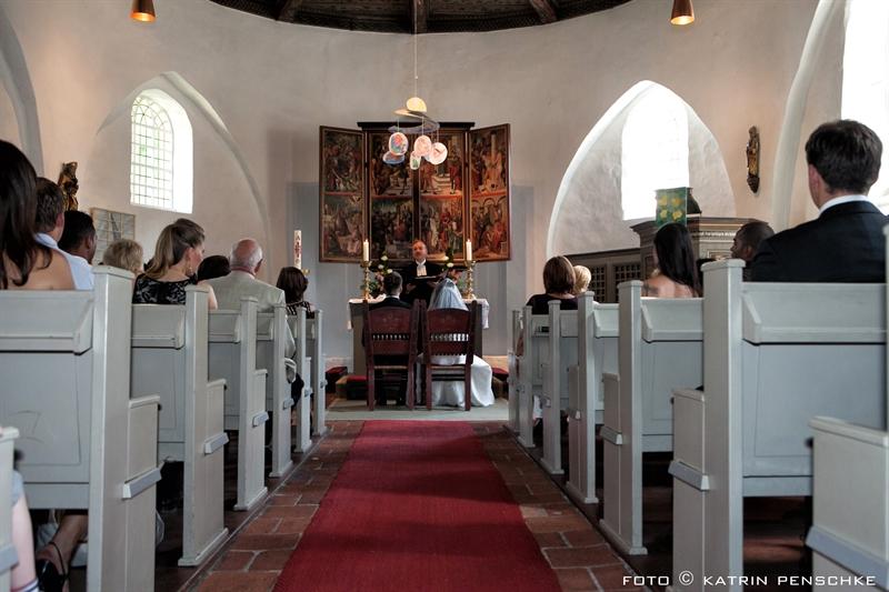 Kirchliche Trauung in der Dorfkirche Alt-Reinickendorf | Hochzeit in Berlin