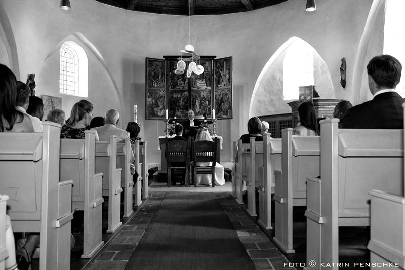 Kirchliche Trauung in der Dorfkirche Alt-Reinickendorf | Hochzeit in Berlin