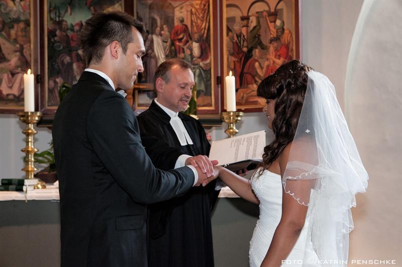 Kirchliche Trauung in der Dorfkirche Alt-Reinickendorf | Hochzeit in Berlin