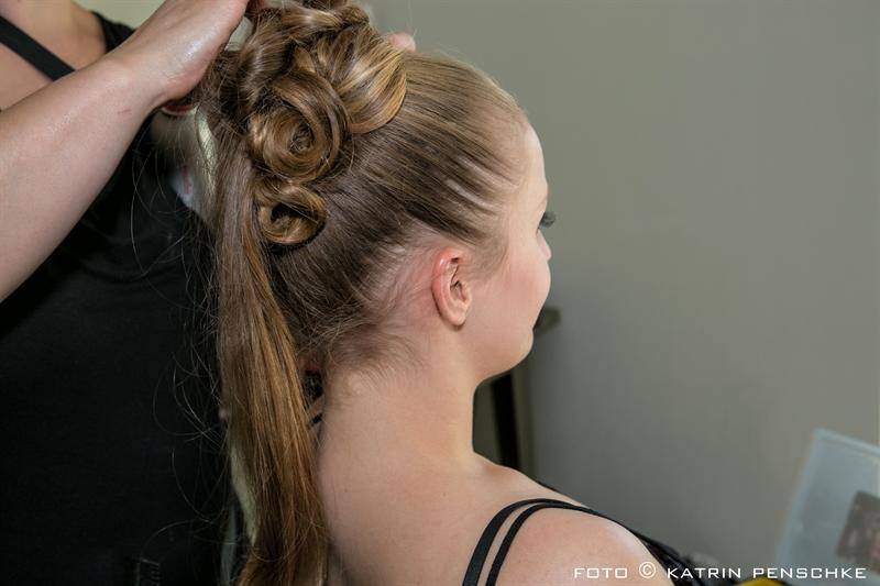 getting ready - Ankleide der Braut | Frauen Hochzeit auf dem Gutshof Britz (Berlin)