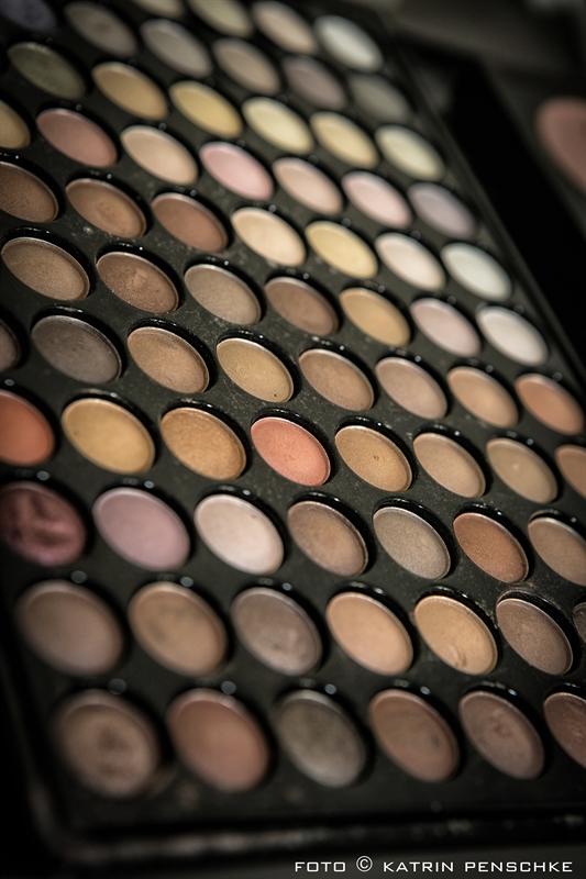 getting ready - Ankleide der Braut | Frauen Hochzeit auf dem Gutshof Britz (Berlin)