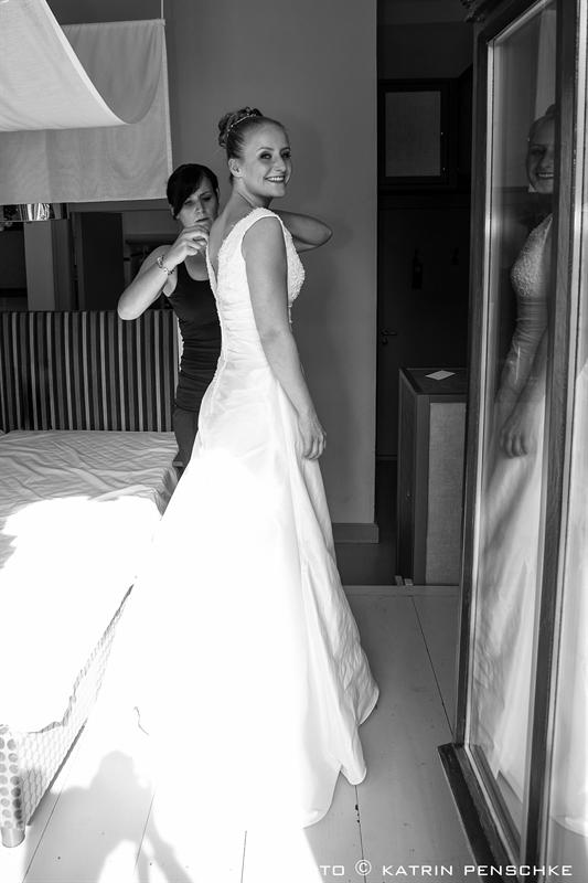 getting ready - Ankleide der Braut | Frauen Hochzeit auf dem Gutshof Britz (Berlin)