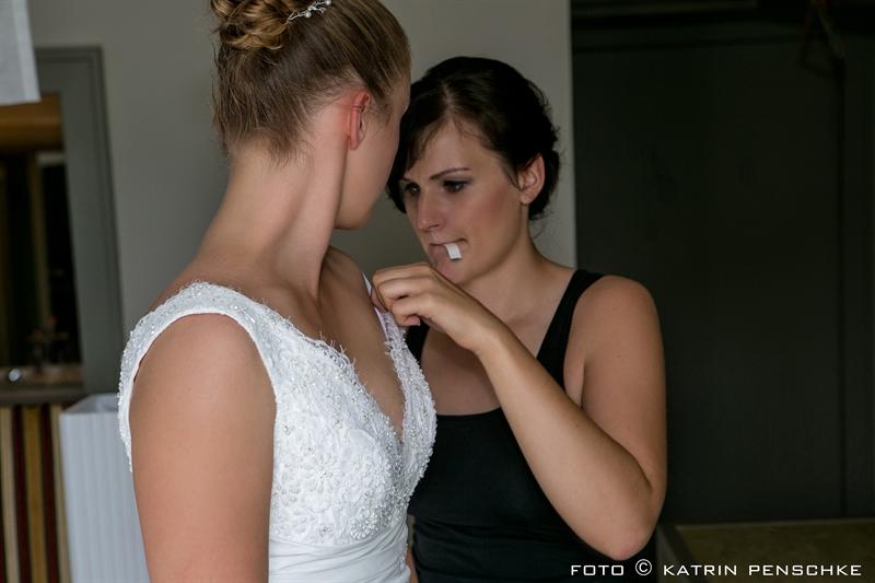 getting ready - Ankleide der Braut | Frauen Hochzeit auf dem Gutshof Britz (Berlin)