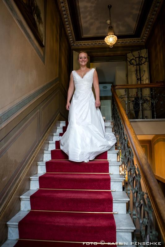getting ready - Ankleide der Braut | Frauen Hochzeit auf dem Gutshof Britz (Berlin)