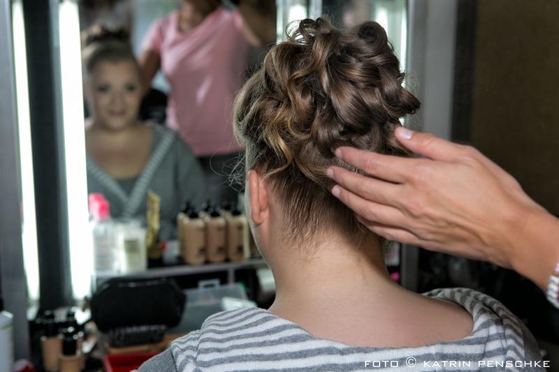getting ready - Ankleide der Braut | Frauen Hochzeit auf dem Gutshof Britz (Berlin)