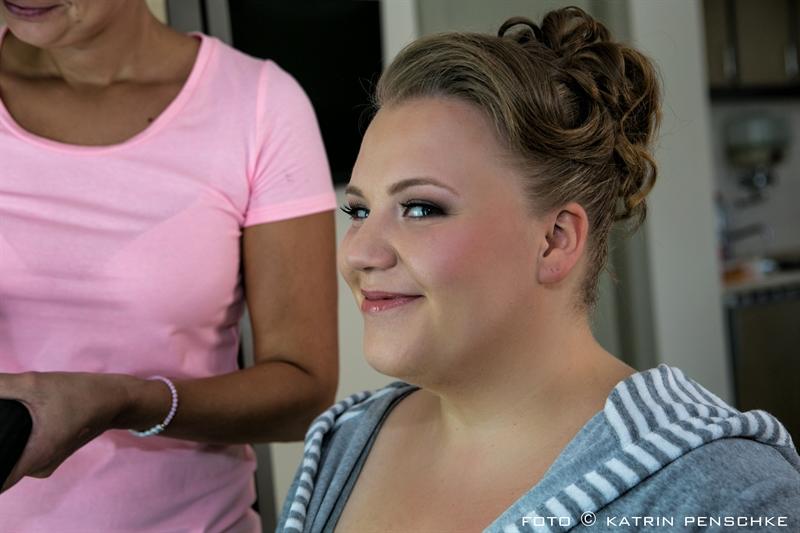 getting ready - Ankleide der Braut | Frauen Hochzeit auf dem Gutshof Britz (Berlin)