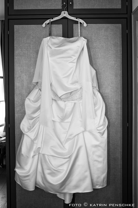 getting ready - Ankleide der Braut | Frauen Hochzeit auf dem Gutshof Britz (Berlin)