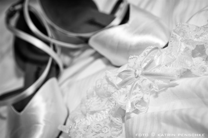 getting ready - Ankleide der Braut | Frauen Hochzeit auf dem Gutshof Britz (Berlin)