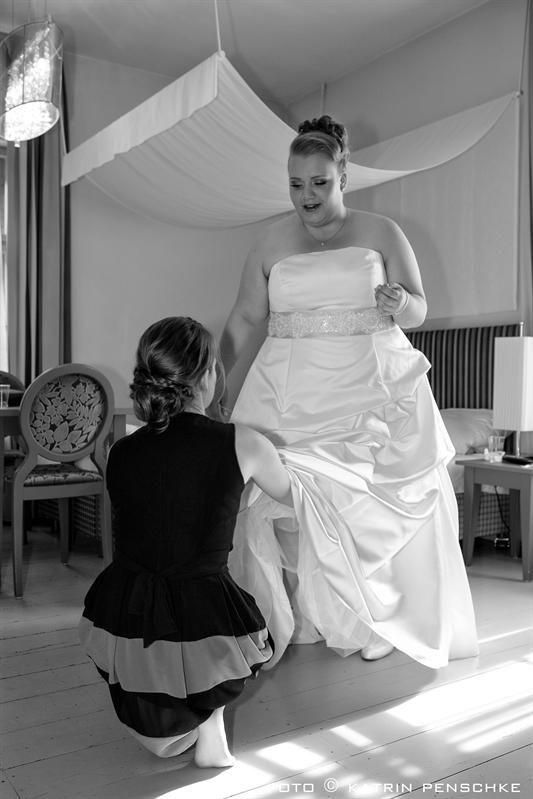 getting ready - Ankleide der Braut | Frauen Hochzeit auf dem Gutshof Britz (Berlin)