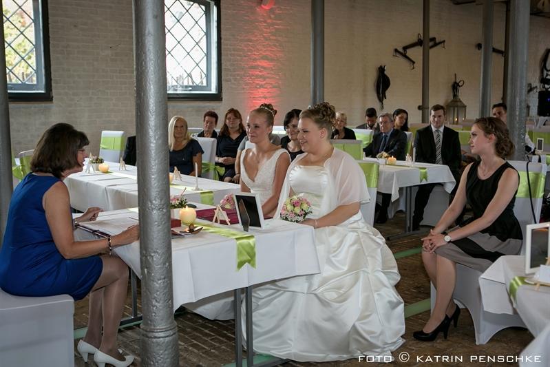 Standesamtliche Trauung | Frauen Hochzeit auf dem Gutshof Britz (Berlin)
