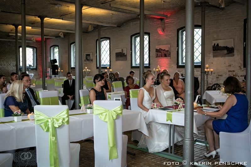 Standesamtliche Trauung | Frauen Hochzeit auf dem Gutshof Britz (Berlin)