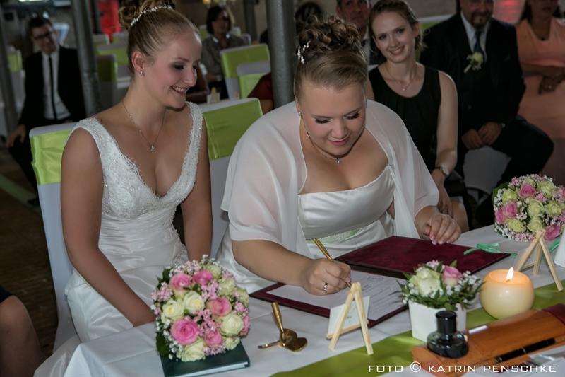 Standesamtliche Trauung | Frauen Hochzeit auf dem Gutshof Britz (Berlin)