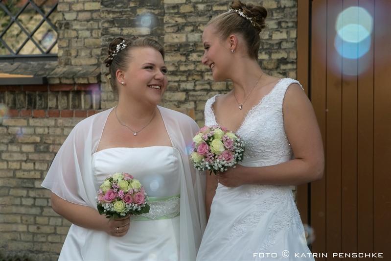Brautpaarfotos | Frauen Hochzeit auf dem Gutshof Britz (Berlin)