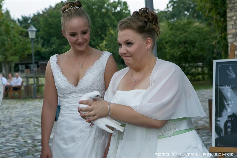 Hochzeitstauben fliegen lassen | Frauen Hochzeit auf dem Gutshof Britz (Berlin)