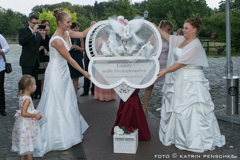 Hochzeitstauben fliegen lassen | Frauen Hochzeit auf dem Gutshof Britz (Berlin)