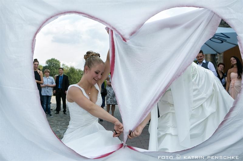 Hochzeitsherz ausschneiden | Frauen Hochzeit auf dem Gutshof Britz (Berlin)