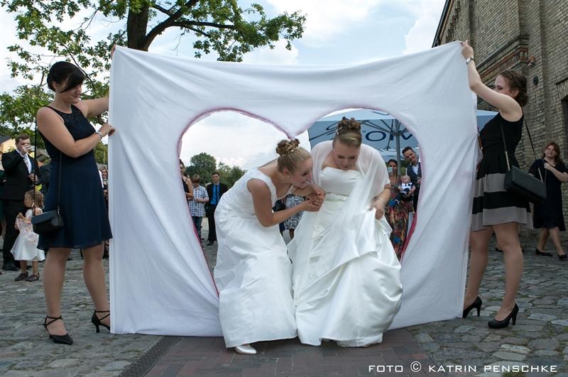 Hochzeitsherz ausschneiden | Frauen Hochzeit auf dem Gutshof Britz (Berlin)