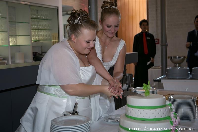 Hochzeitstorte anschneiden | Frauen Hochzeit auf dem Gutshof Britz (Berlin)