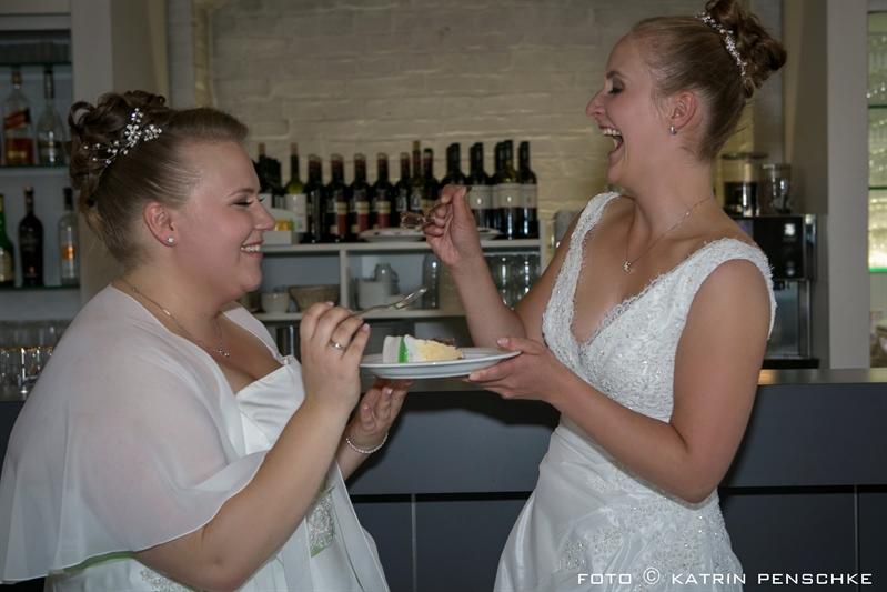 Hochzeitstorte anschneiden | Frauen Hochzeit auf dem Gutshof Britz (Berlin)