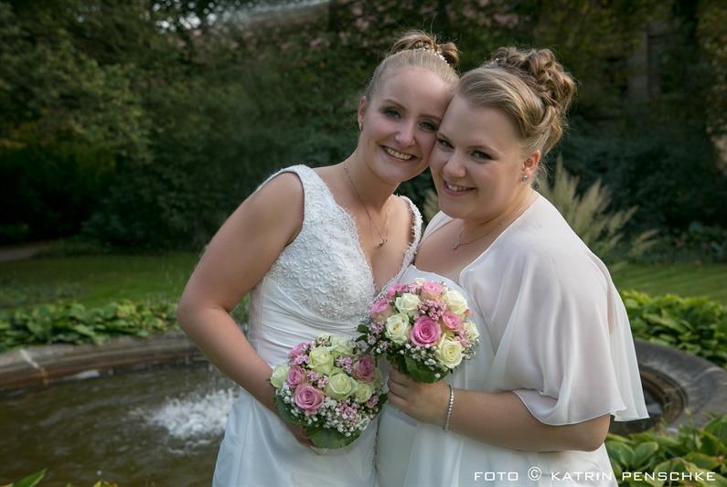Brautpaarfotos | Frauen Hochzeit auf dem Gutshof Britz (Berlin)