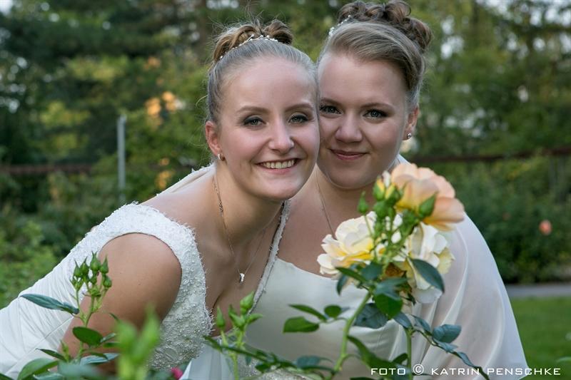 Brautpaarfotos | Frauen Hochzeit auf dem Gutshof Britz (Berlin)