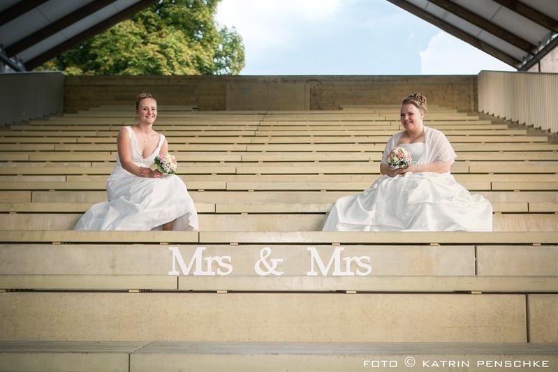 Brautpaarfotos | Frauen Hochzeit auf dem Gutshof Britz (Berlin)