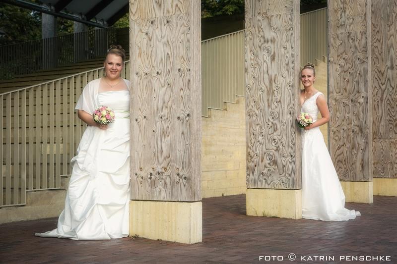 Brautpaarfotos | Frauen Hochzeit auf dem Gutshof Britz (Berlin)