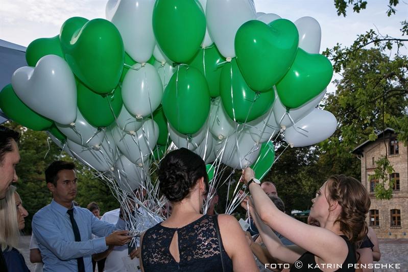 Hochzeit Luftballons steigen lassen | Frauen Hochzeit auf dem Gutshof Britz (Berlin)