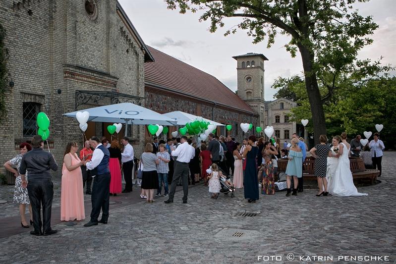 Hochzeit Luftballons steigen lassen | Frauen Hochzeit auf dem Gutshof Britz (Berlin)