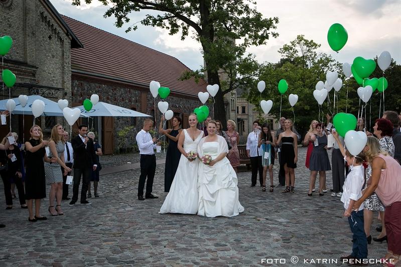 Hochzeit Luftballons steigen lassen | Frauen Hochzeit auf dem Gutshof Britz (Berlin)