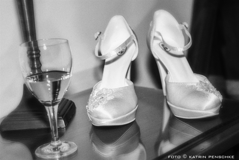 getting ready – Ankleide der Braut | Hochzeit in Kloster Chorin