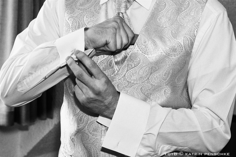 getting ready – Ankleide des Bräutigam | Hochzeit in Kloster Chorin