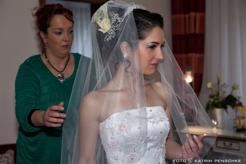 getting ready – Ankleide der Braut | Hochzeit in Kloster Chorin