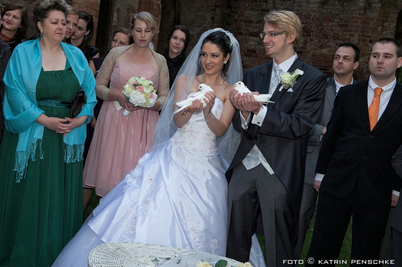 Hochzeitstauben fliegen lassen | Hochzeit in Kloster Chorin