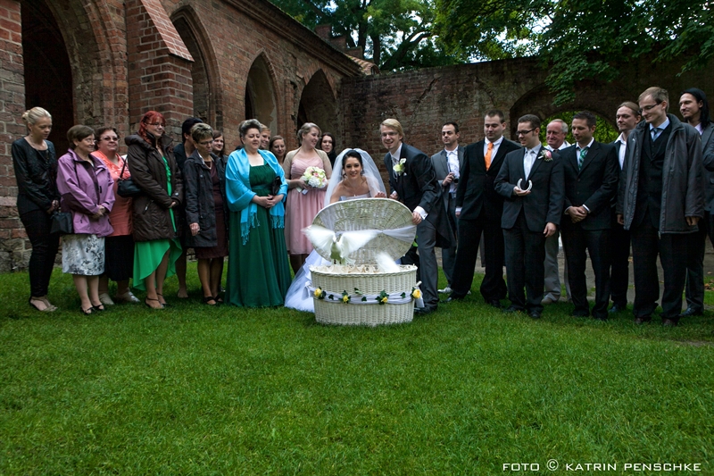 Hochzeitstauben fliegen lassen | Hochzeit in Kloster Chorin