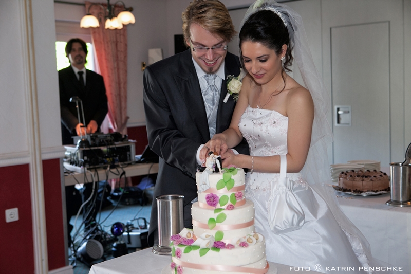 Hochzeitstorte anschneiden | Hochzeit in Kloster Chorin