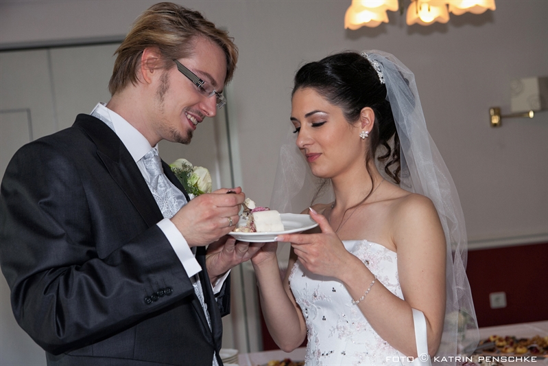 Hochzeitstorte anschneiden | Hochzeit in Kloster Chorin