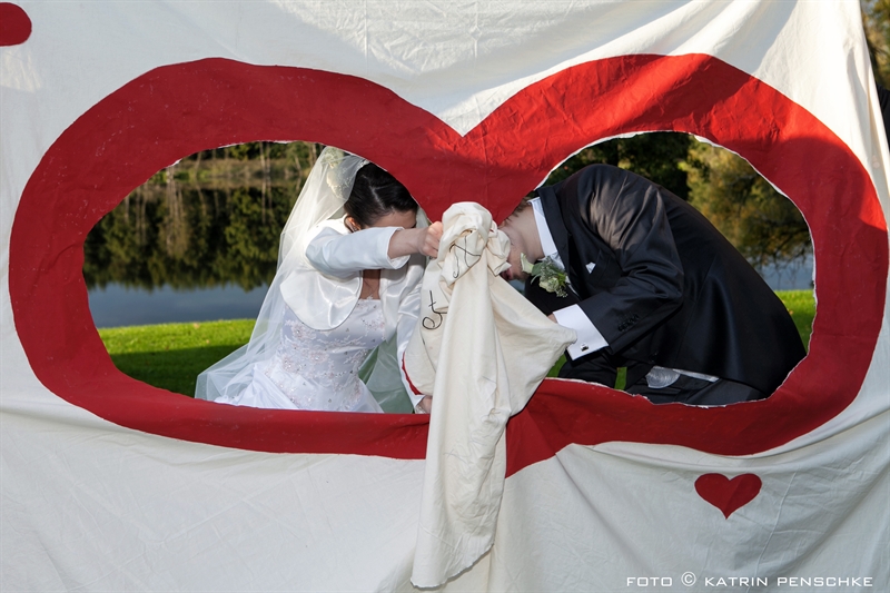 Hochzeitsherz ausschneiden | Hochzeit in Kloster Chorin